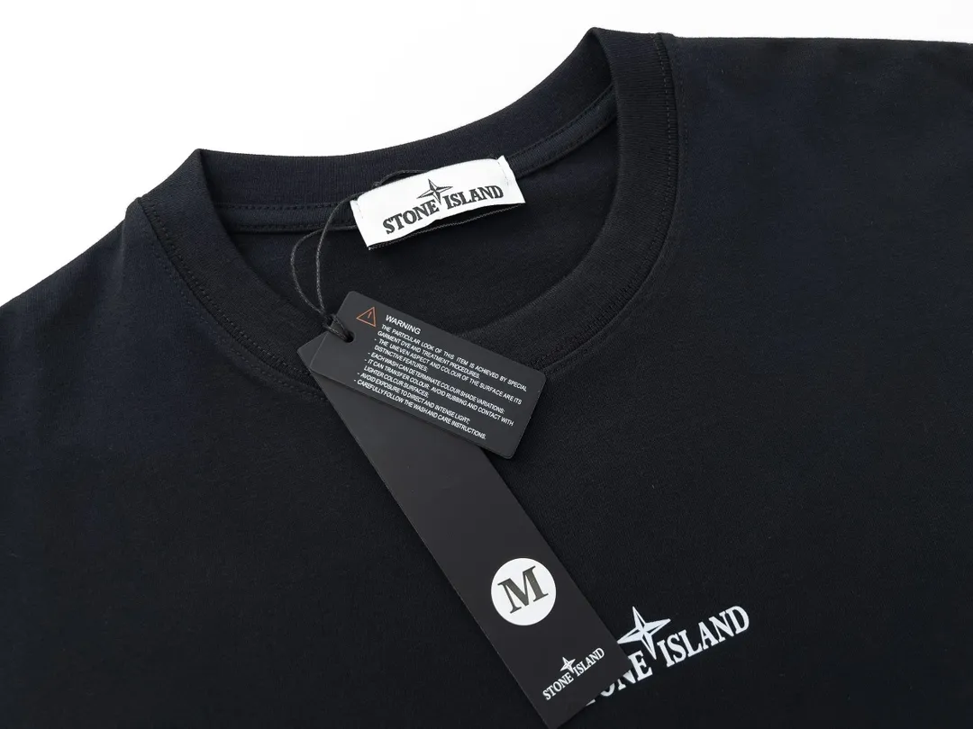 W613#P110💰 [Stone lsland/Stone Island summer new short-sleeved T-shirt with stone ruins print on the back] ⚠️[Original creation, high control of details] Made of 260g combed cotton 32-count double yarn - Simple and basic versatile style, original quality, the first choice for couples. - Made in a large factory, four needles and five threads on the shoulder, neatly routed, high quality workmanship. - Same style for men and women, very versatile, one piece for each hand, the details are clearly visible. Color: Black White Size: M L